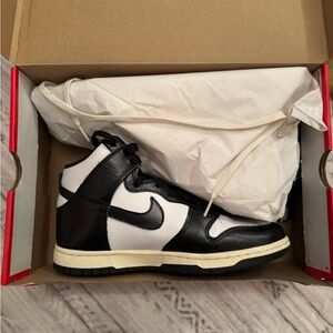 Nike Black and White Women's Sneakers